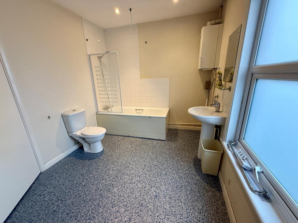 Lot: 151 - TERRACE HOUSE FOR IMPROVEMENT - Bathroom with W.C.